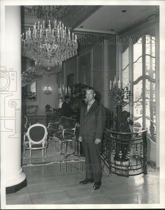 1971 Press Photo Ed Frashier inside the Le Pavillon Hotel - nob12072 - Historic Images