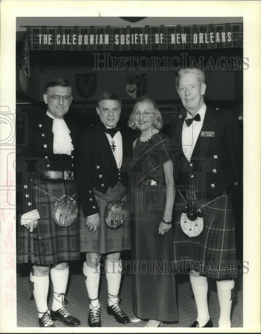 1992 Press Photo Caledonian Society members Hattie and John Fraser and others - Historic Images