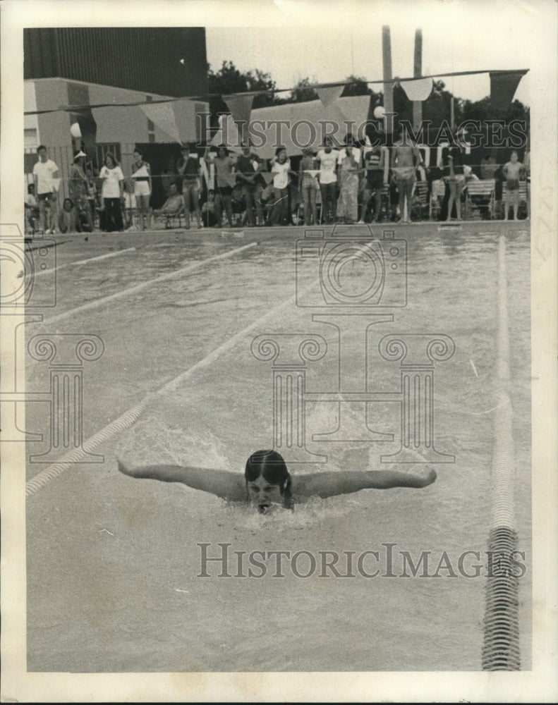 1975 Press Photo Swimming - Grace King's Chrissy Franz takes over butterfly leg - Historic Images