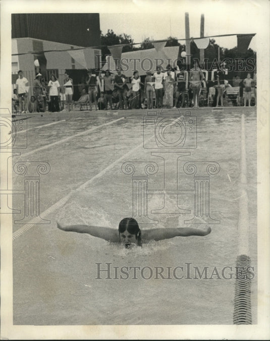 1975 Press Photo Swimming - Grace King's Chrissy Franz takes over butterfly leg - Historic Images