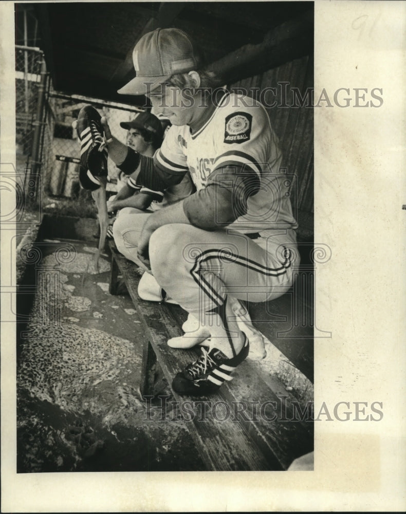 1977 Press Photo Baseball - Nolan Franz of Metairie pours water out of his shoe - Historic Images