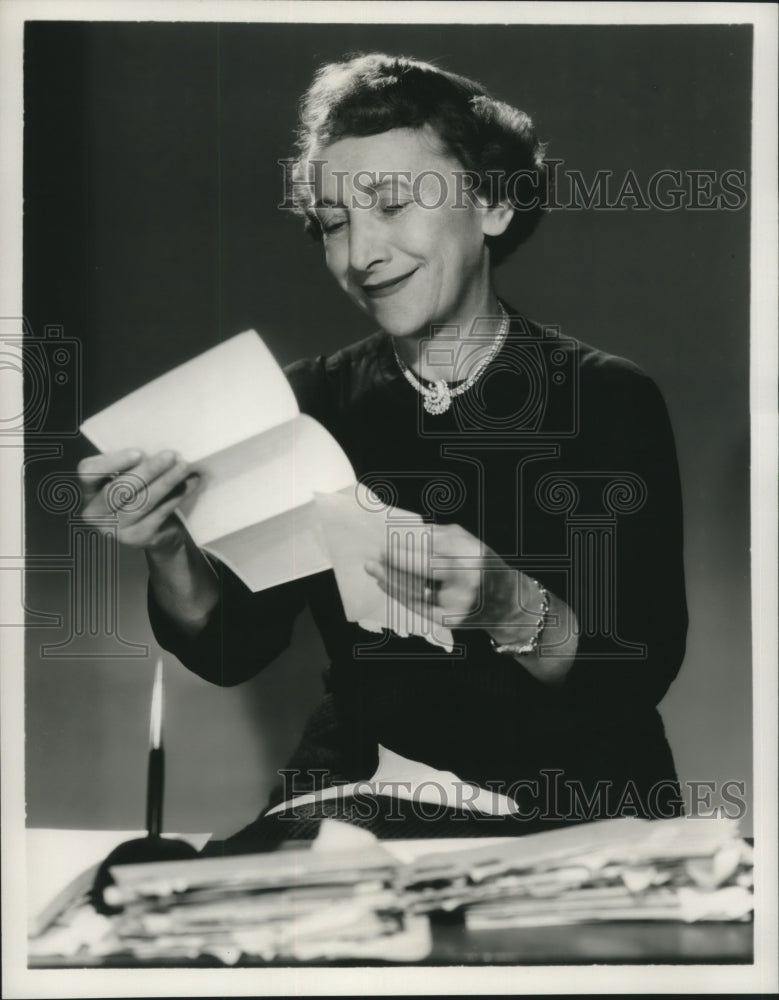 1954 Press Photo Doctor Rose Franzblau reads a letter - nob12083-Historic Images
