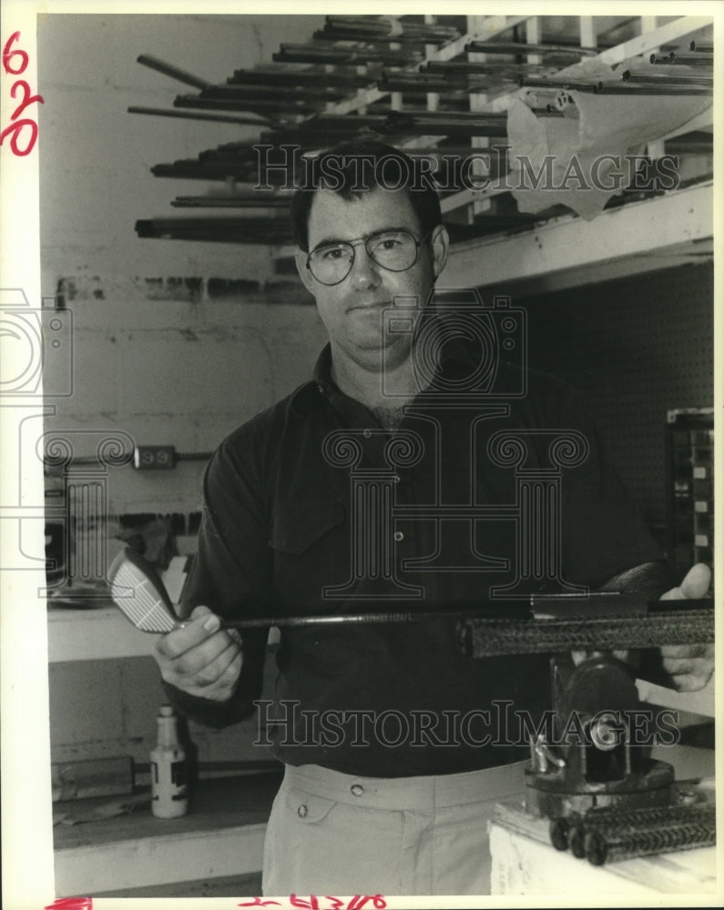 1989 Press Photo Sonny Fowler works with a metal wood on graphite golf shaft - Historic Images