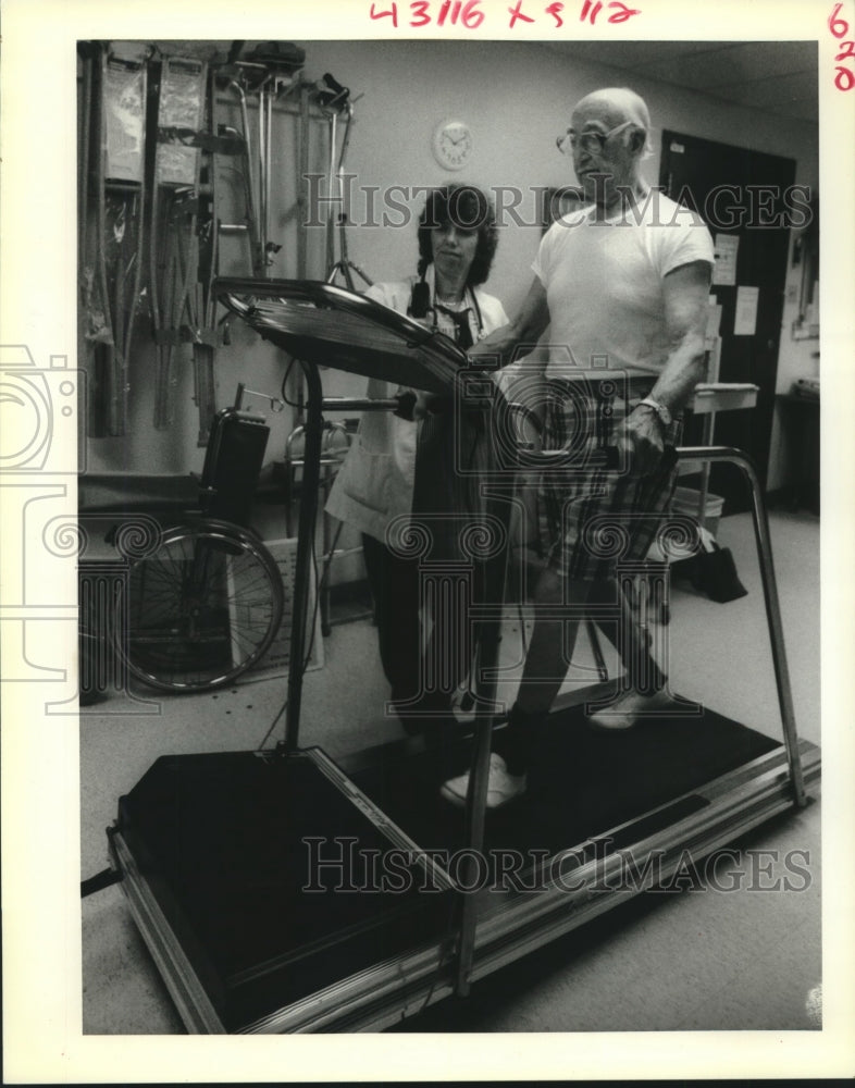 1989 Press Photo Oscar Fouin on treadmill, RN Pat Voelkel monitors activity - Historic Images