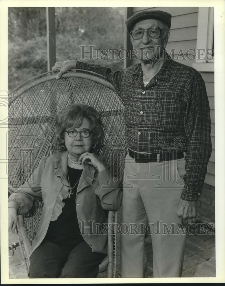 1990 Press Photo Oscar and Irene Fouin on their porch in Covington. - Historic Images