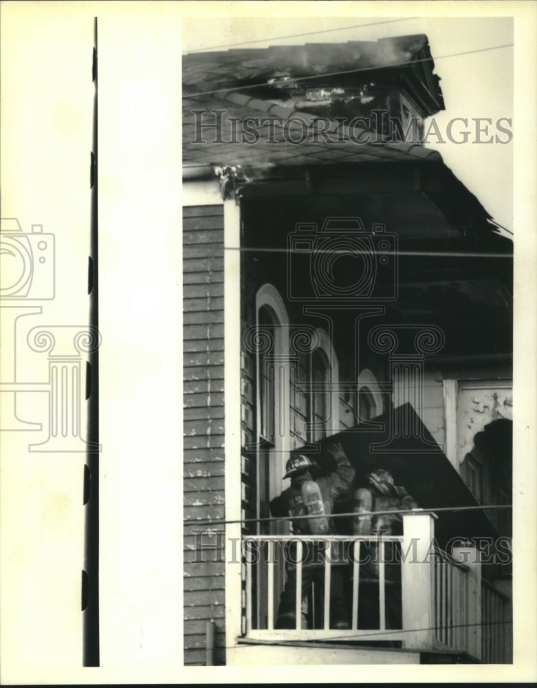 1992 Press Photo Firefighters smacked a balcony ceiling as they battle a fire - Historic Images