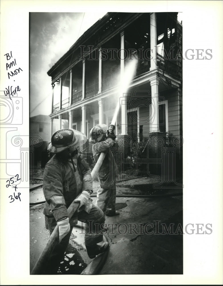 1993 Press Photo New Orleans firefighters hose down an apparent arson fire - Historic Images