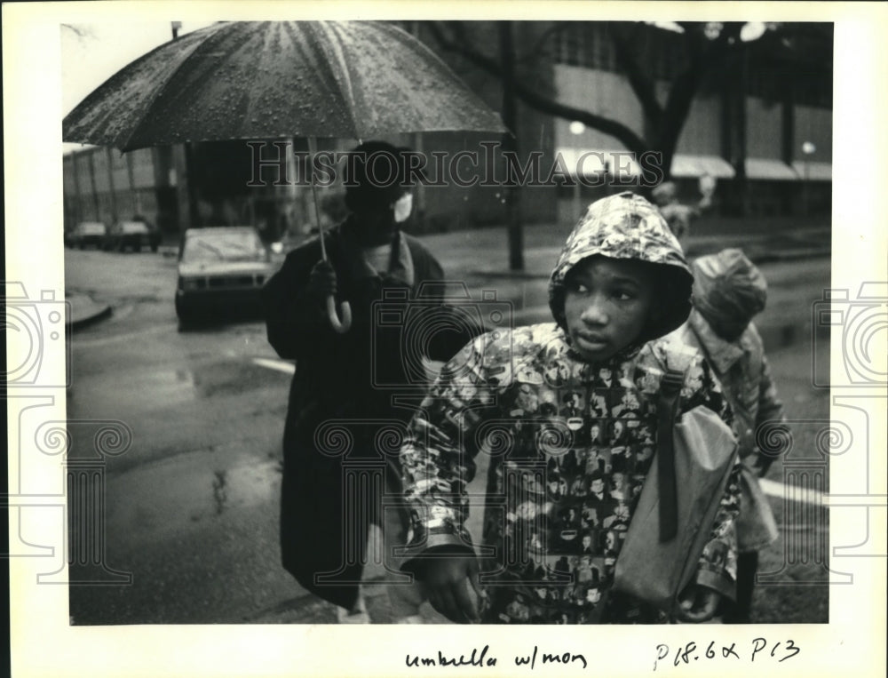 1992 Press Photo Jonquil Allen and his mother walk the mile home after school - Historic Images