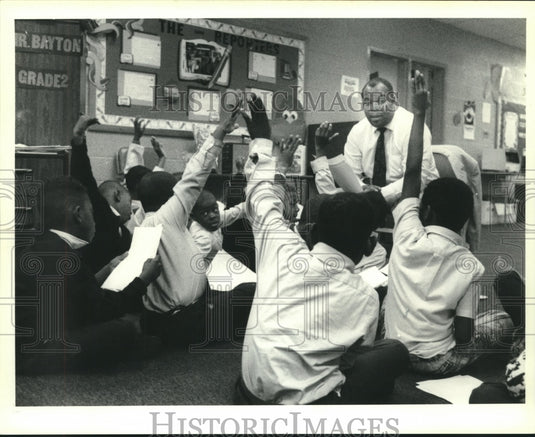 1991 Press Photo Teacher Carter Bayton with his class at Baltimore School - Historic Images