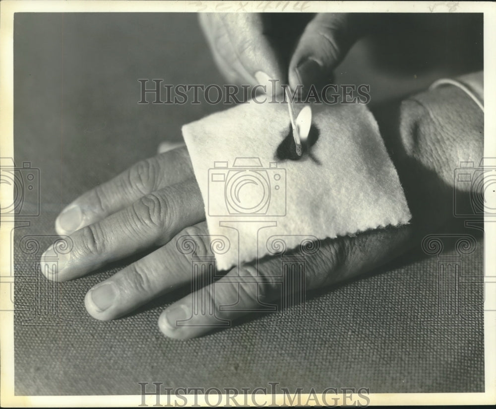 1974 Press Photo U.S. Dept. of Agriculture demonstrates flame-resistant fabrics - Historic Images