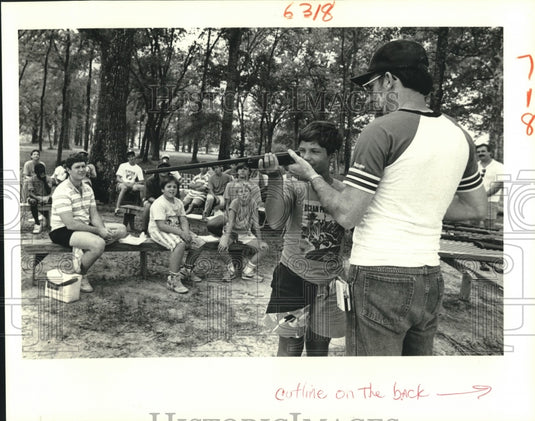 1988 Press Photo Jim Fowler and students at American Hunter Trap & Skeet Range - Historic Images