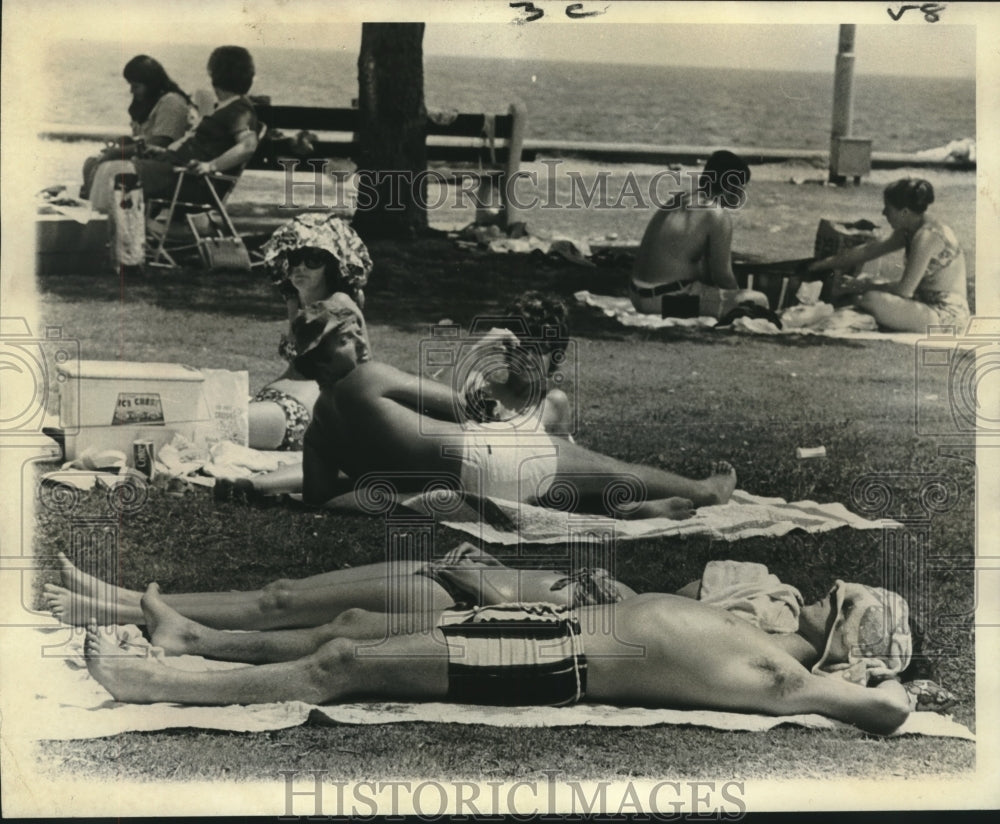 1971 Press Photo Sun-soakers during July 4th holiday weekend at Lakefront - Historic Images