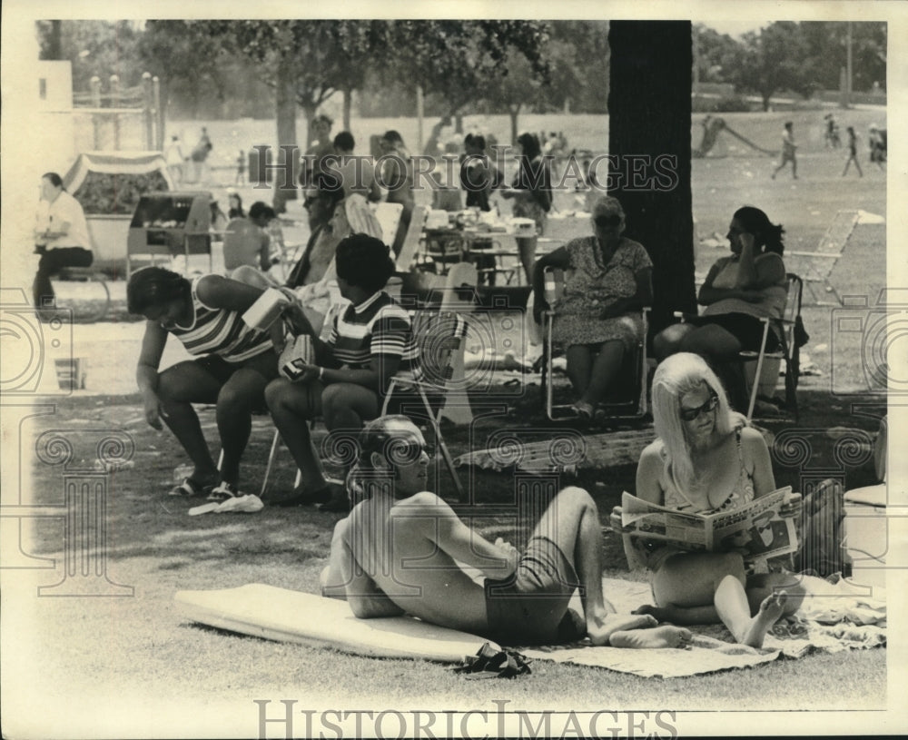 1977 Fourth of July holiday is relaxing for families at many parks - Historic Images