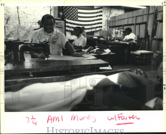 1991 Press Photo Cynthia McGee & co-workers of Foster Company - Historic Images