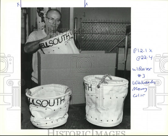 1993 Press Photo Ronald Caruso of Foster Corporation packs canvas bags - Historic Images