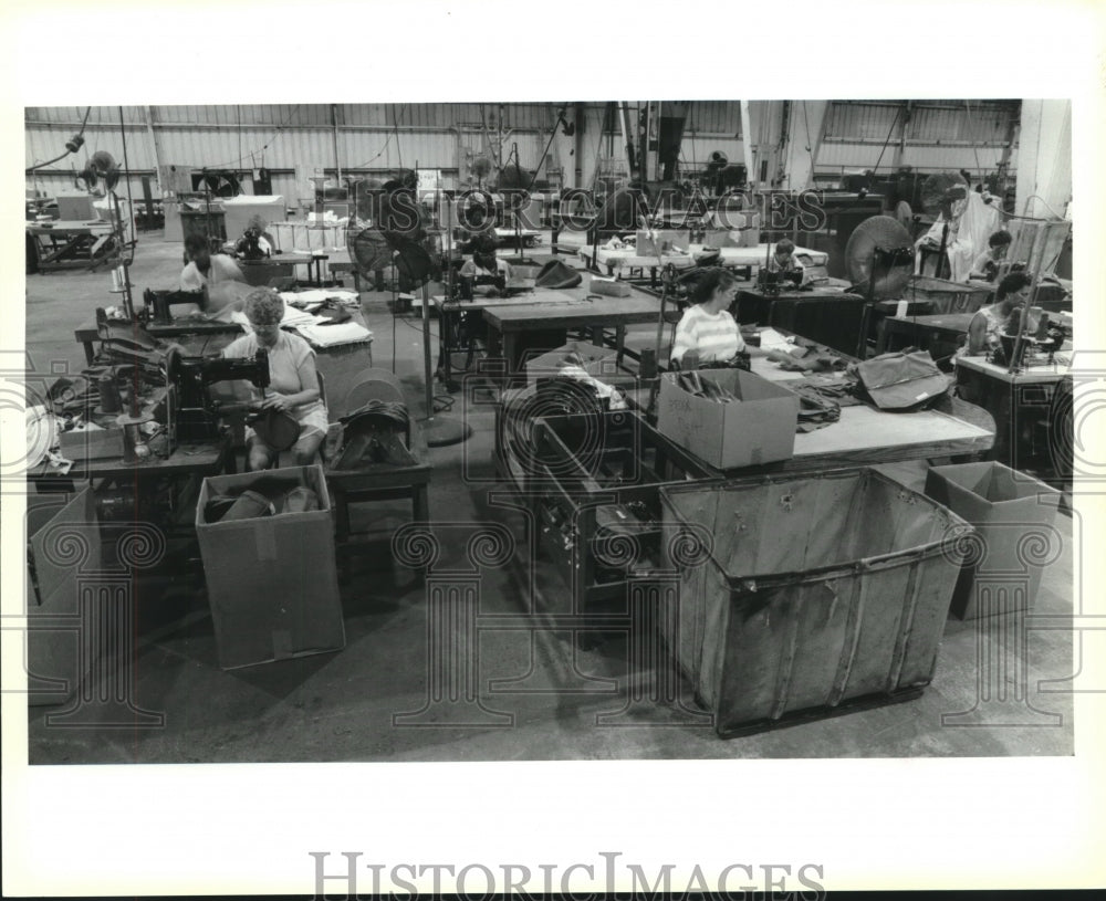 1993 Press Photo Ten Foster Corporation employees sewing at one time - Historic Images