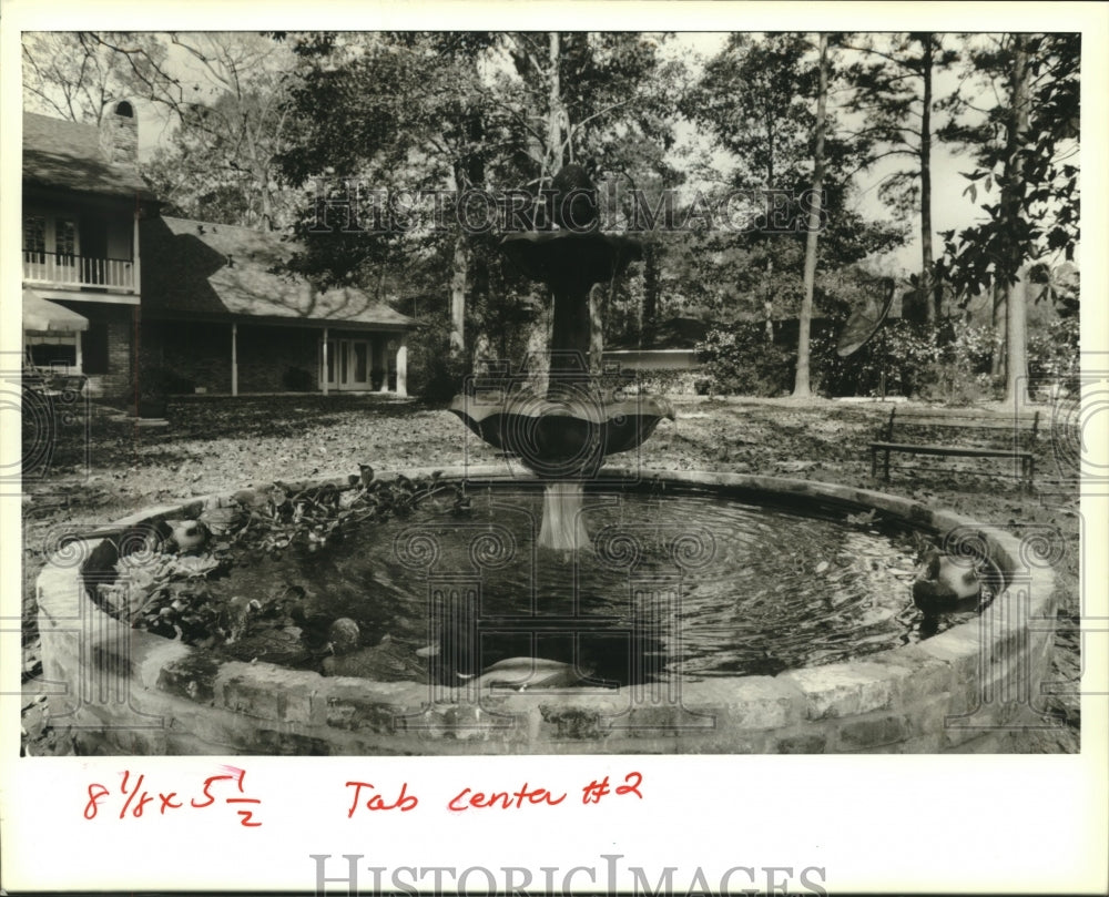 1990 Press Photo Fountain in the backyard of a home in Covington Country Club. - Historic Images