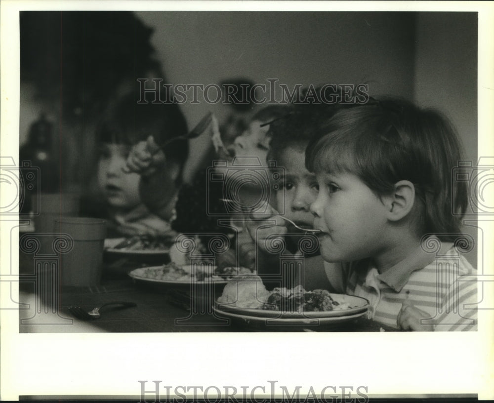 1989 Press Photo Jackie Fouquet and her siblings during dinner - Historic Images