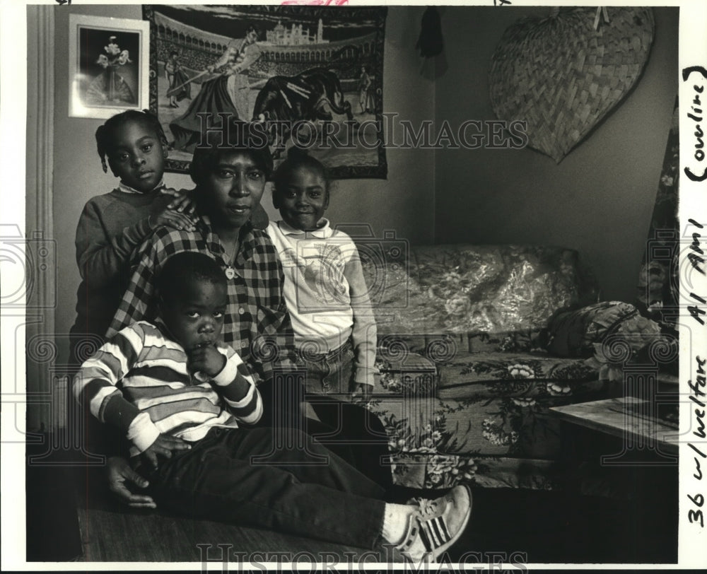 1986 Press Photo Pamela Fox and her children will be affected by cuts. - Historic Images