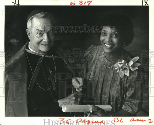 1987 Press Photo Archbishop Hannan presents Regina Matrum award to Irene Foy - Historic Images