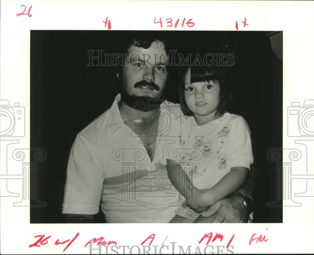 1987 Press Photo Tim Foxworth with daughter Chrissy, 5, of Louisiana - Historic Images