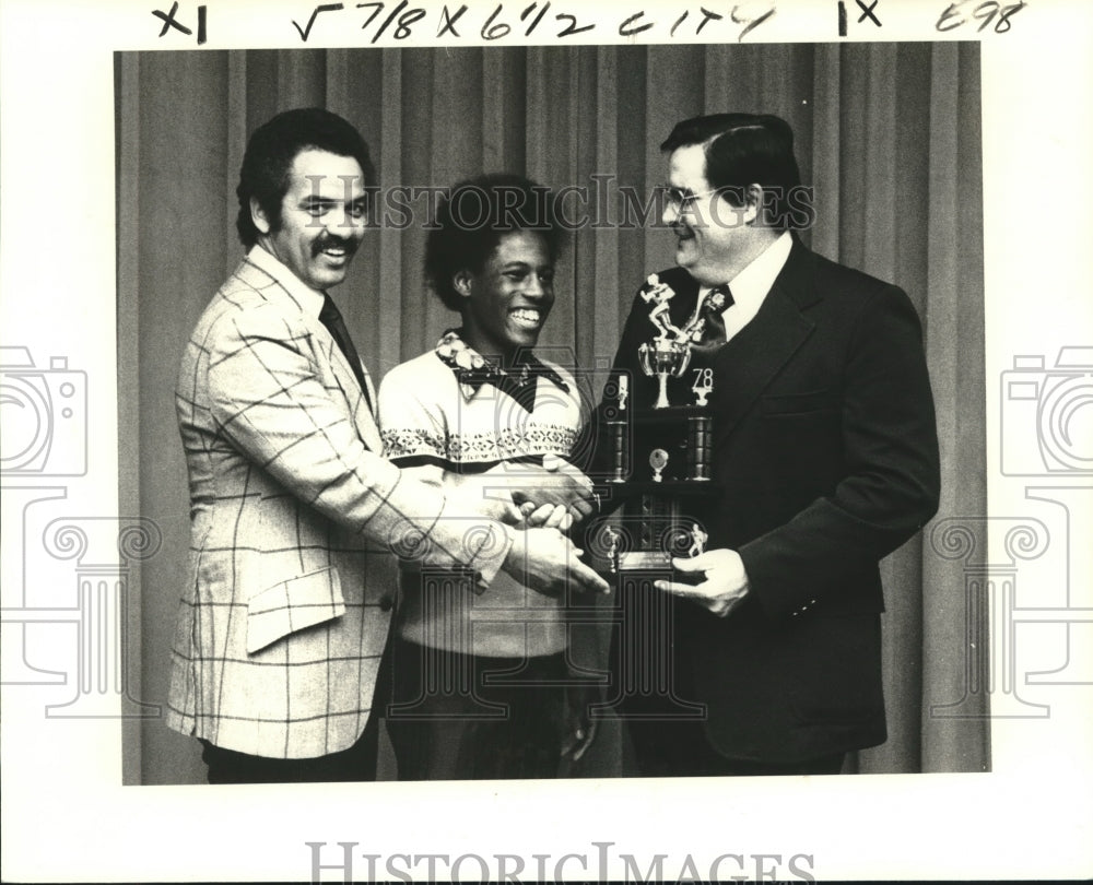 1979 Press Photo Edward Foy, center, presented trophy by Glapion &amp; Guillot. - Historic Images