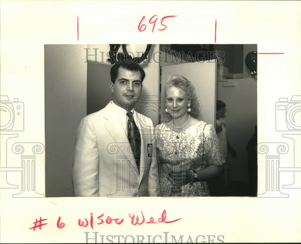 1992 Press Photo John Fowler and Lynn Hoffman at the Tau Omega Fraternity party. - Historic Images