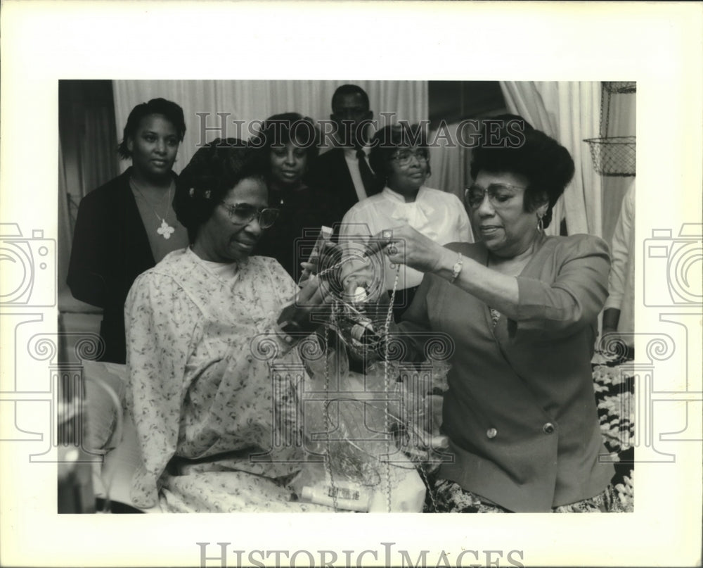 1989 Press Photo Cancer patients at Charity Hospital receive gifts of toiletries - Historic Images