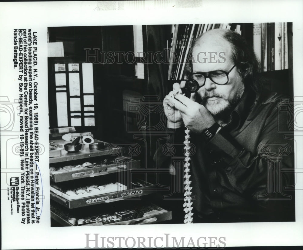 1989 Press Photo Peter Francis Jr., world&#39;s leading bead expert, examines beads - Historic Images