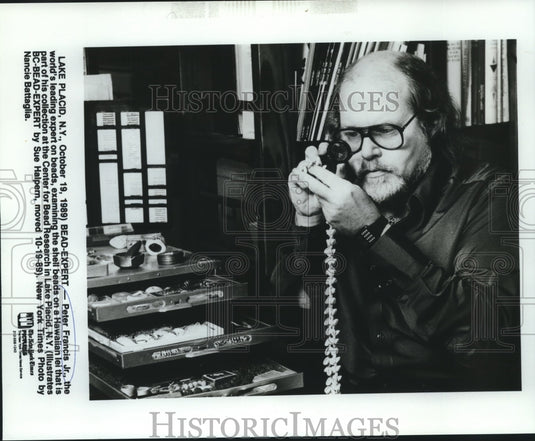 1989 Press Photo Peter Francis Jr., world's leading bead expert, examines beads - Historic Images