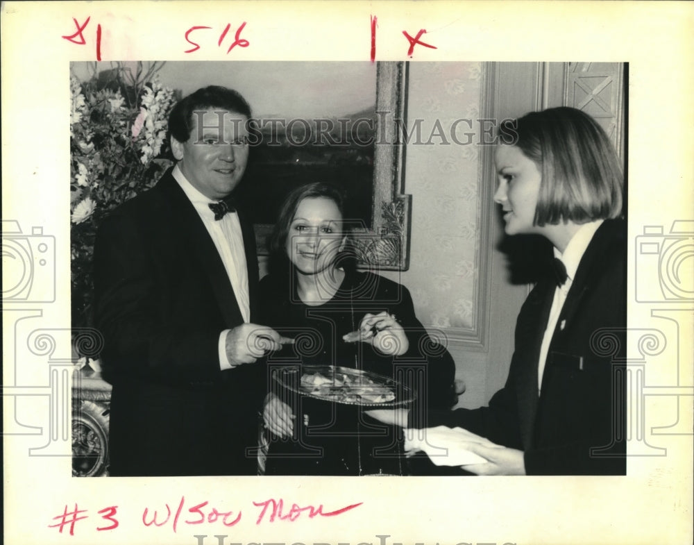 1992 Press Photo Guests at the dinner for Our Lady of the Holy Cross College. - Historic Images