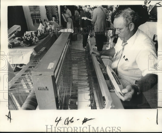 1975 Press Photo Jim Edwards demonstrates weaving on four-harness jack-type loom - Historic Images