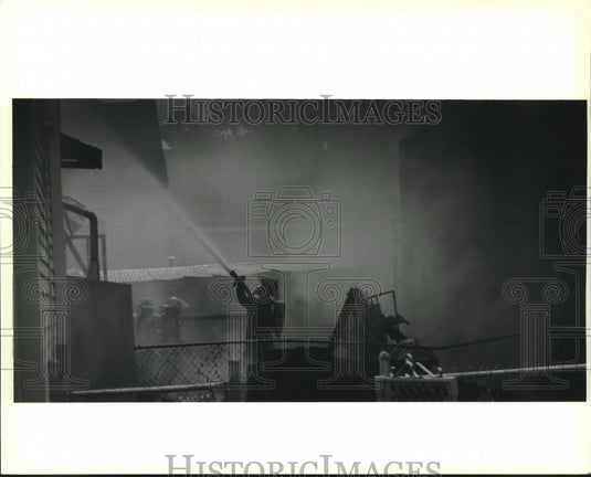 1993 Press Photo New Orleans firemen battle two alarm fire on Satargo Streets. - Historic Images