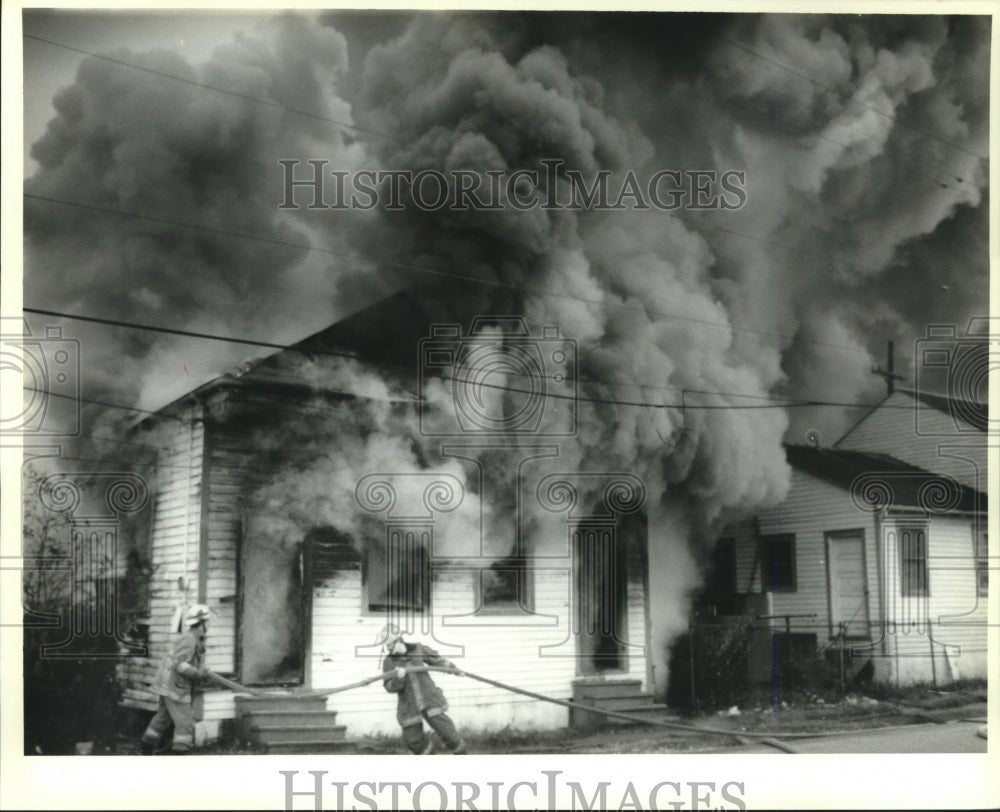 1994 Press Photo Firefighters respond to house fire. - Historic Images