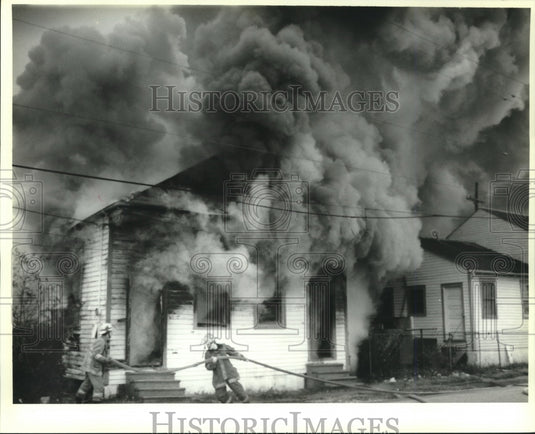 1994 Press Photo Firefighters respond to house fire. - Historic Images