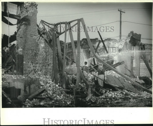 1993 Press Photo New Orleans firemen hose down hot spots of warehouse fire. - Historic Images