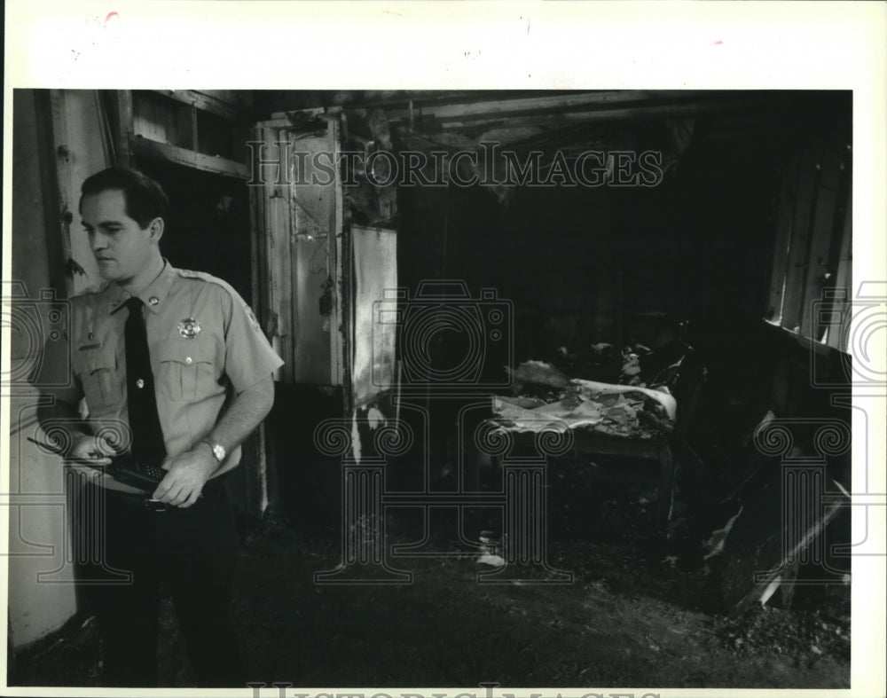 1993 Press Photo Fire Inspector Schilling investigates Sugar Mill Apts. fire. - Historic Images