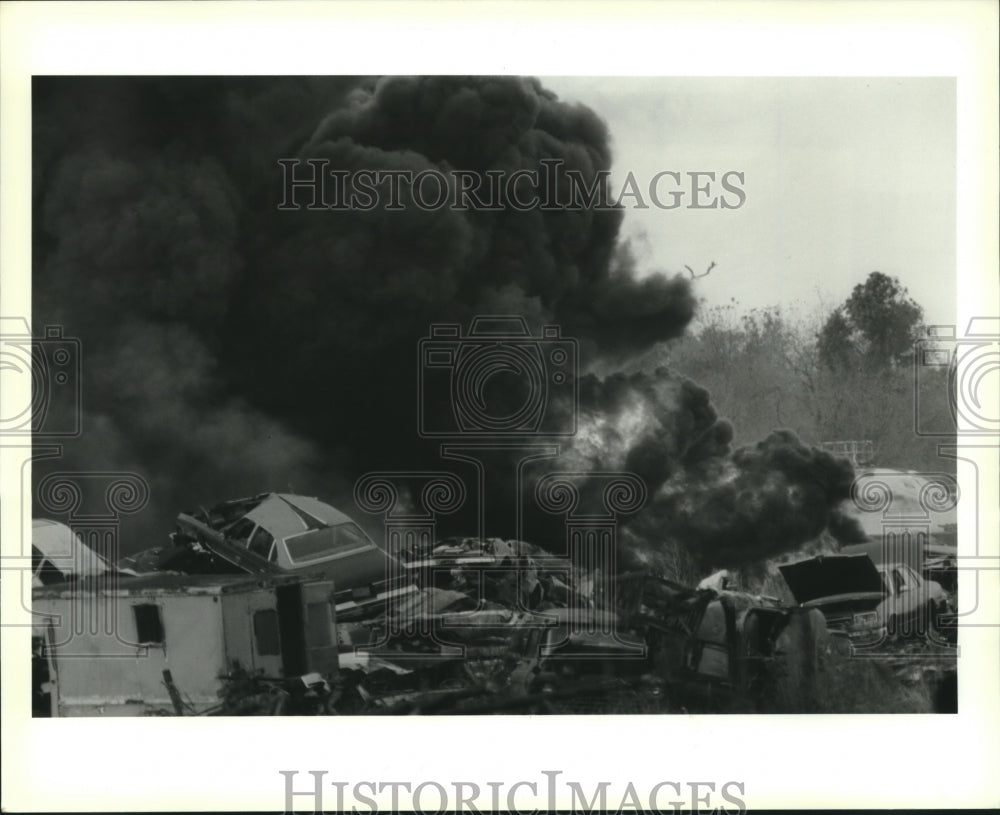 1993 Press Photo Firefighters from Harvey, Marrero &amp; Gretna fight a tire fire. - Historic Images