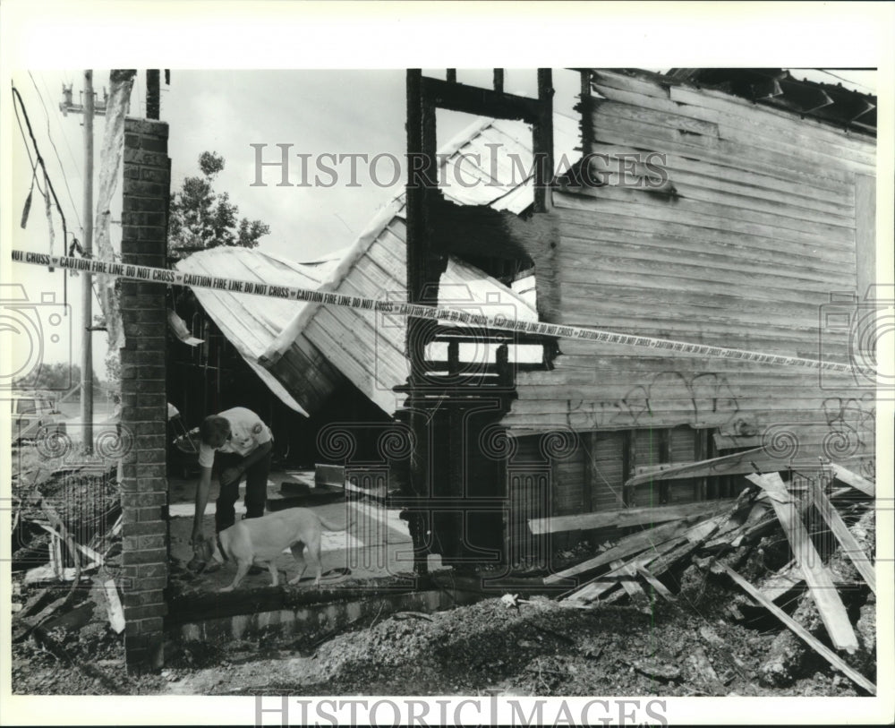 1994 Press Photo Tom St. Germain and arson dog &quot;Roxie&quot; check fire scene in Arabi - Historic Images