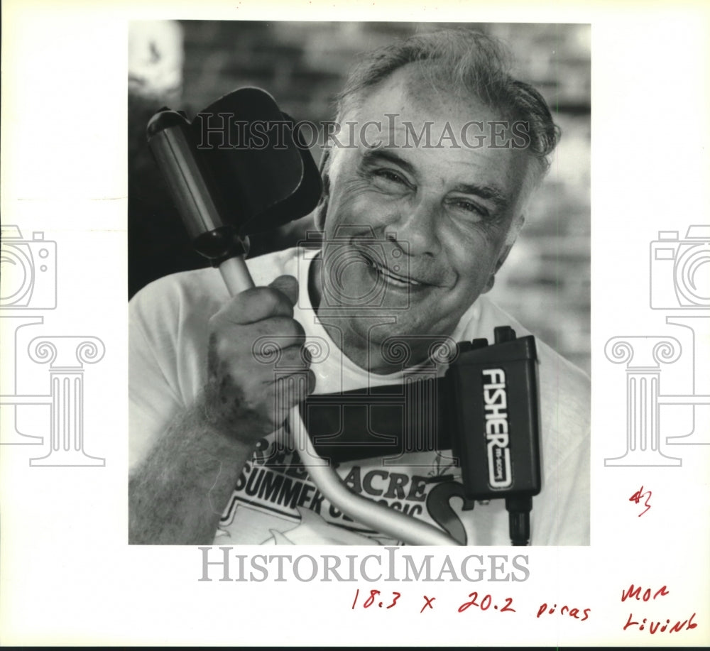 1990 Press Photo Finazzo with his trusty Fisher, a metal detector - Historic Images