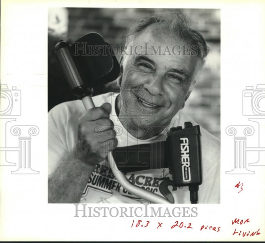 1990 Press Photo Finazzo with his trusty Fisher, a metal detector - Historic Images