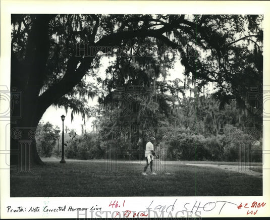 1990 Press Photo Jim Finazzo with his trusty metal detector in City Park - Historic Images