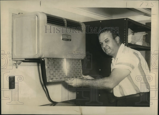 1958 Press Photo George Foudriat, manager of Filter Service Co. on Poydras. - Historic Images