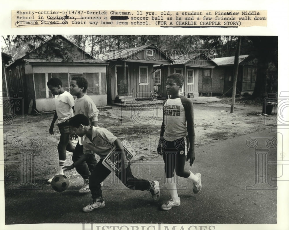 1987 Press Photo Derrick Chatman, with friends, bounces soccer ball on Filmore - Historic Images