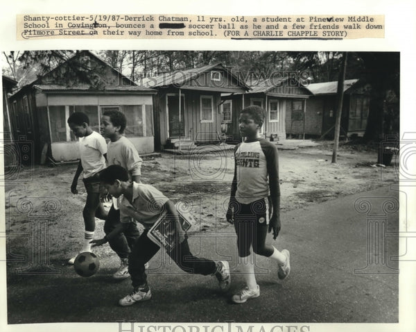 1987 Press Photo Derrick Chatman, with friends, bounces soccer ball on ...