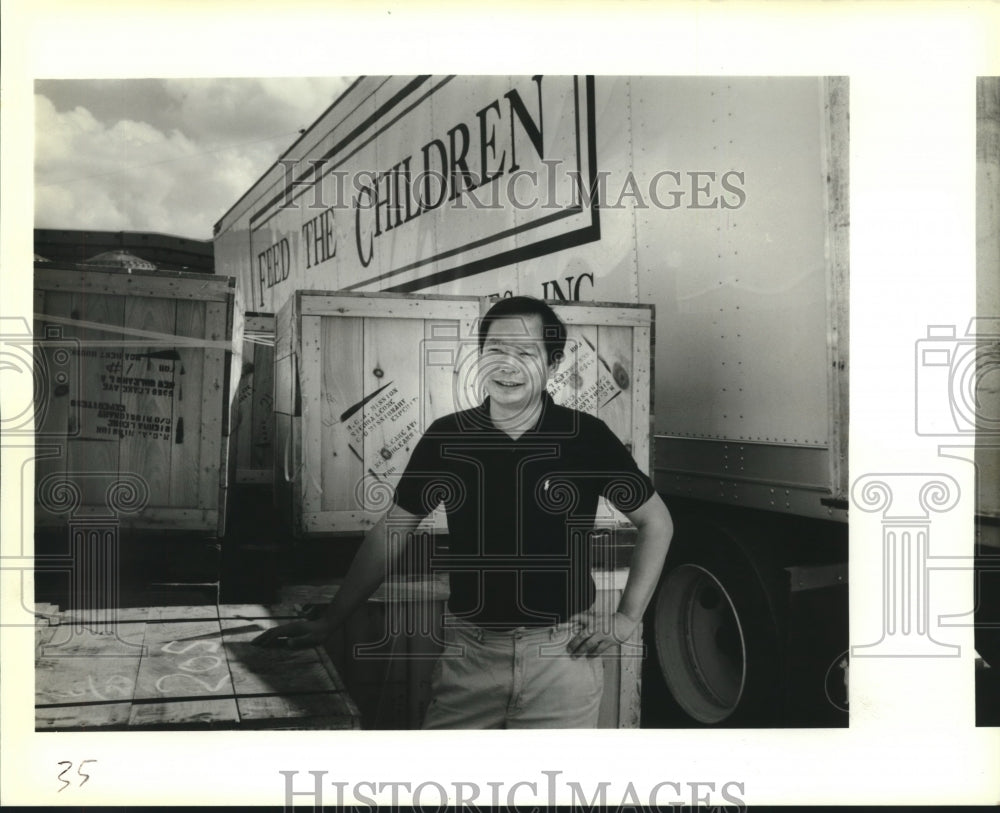 1988 Press Photo Jack Fong, president Missionary Expediters, Inc., ships food - Historic Images