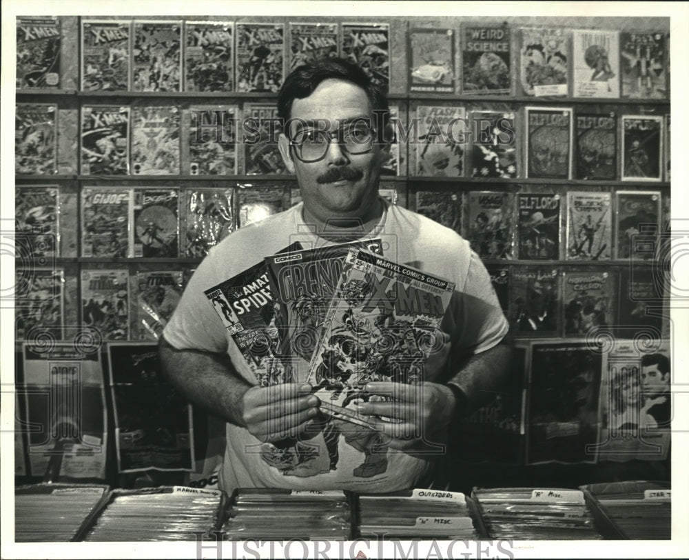 1987 Press Photo Comic book dealer Ron Freeman with his wares at Clarion Hotel - Historic Images