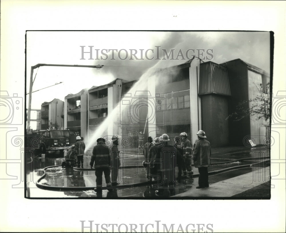 1995 Press Photo New Orleans firemen attend to fire in the Hearthwood Villas - Historic Images