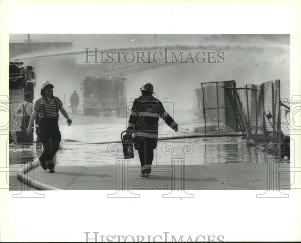 1993 Press Photo Terrytown Firefighters at Maison Blanche at Oakwood Mall fire - Historic Images