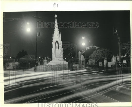 1989 Press Photo Fireman's statue at the corner of Metairie Rd and Canal Blvd. - Historic Images